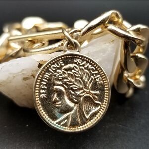 Roman emperor gold tone luxe stylish bracelet. B310
